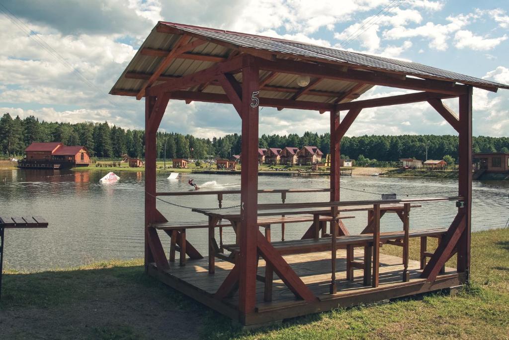 Беседка у воды